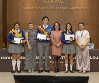 UTPL reconoció el compromiso de los abanderados de los colegios de Loja por su excelencia académica