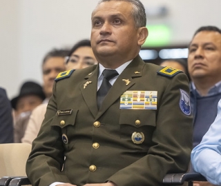 Condecoración a Carlos Calderón