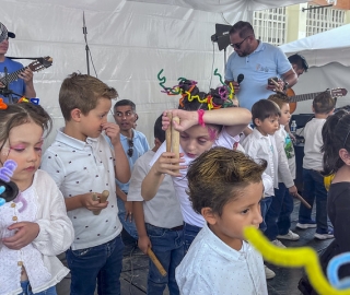 La UTPL participa en el Festival Internacional de Artes Vivas Loja con sus talentosos grupos de arte en la Plaza de la Cultura