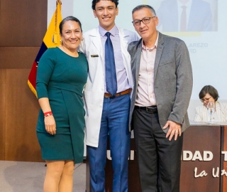 Imposición de insignias a estudiantes de Medicina Imposición de insignias a estudiantes de Medicina