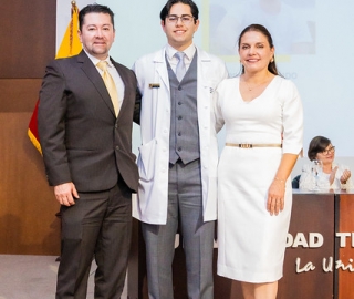 Imposición de insignias a estudiantes de Medicina Imposición de insignias a estudiantes de Medicina
