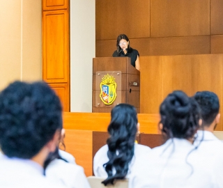 Imposición de insignias a estudiantes de Medicina Imposición de insignias a estudiantes de Medicina