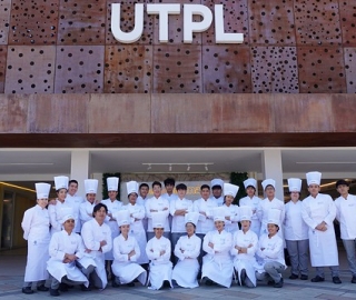 Ceremonia de investidura de los estudiantes de primer ciclo de la carrera de Gastronomía