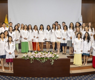 Imposición de mandiles a internos rotativos de la carrera de Nutrición y Dietética – Cohorte mayo 2025 / abril 2026 Imposición de mandiles a internos rotativos de la carrera de Nutrición y Dietética – Cohorte mayo 2025 / abril 2026