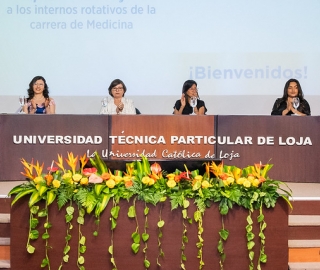 Imposición de insignias a estudiantes de Medicina Imposición de insignias a estudiantes de Medicina