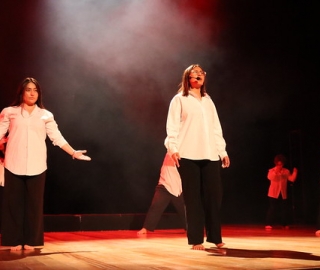 Carrera de Comunicación presentó la obra de teatro "Espejos" Carrera de Comunicación presentó la obra de teatro "Espejos"