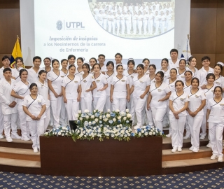 Imposición de insignias a estudiantes de Enfermería