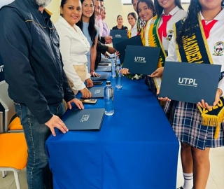 Entrega de Becas UTPL a estudiantes Abanderados | Quevedo