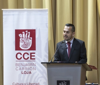 Entrega de condecoración a Claudia Cartuche Flores