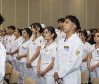 Imposición de insignias a estudiantes de Enfermería