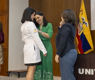 Imposición de mandiles a internos rotativos de la carrera de Nutrición y Dietética – Cohorte mayo 2025 / abril 2026 Imposición de mandiles a internos rotativos de la carrera de Nutrición y Dietética – Cohorte mayo 2025 / abril 2026