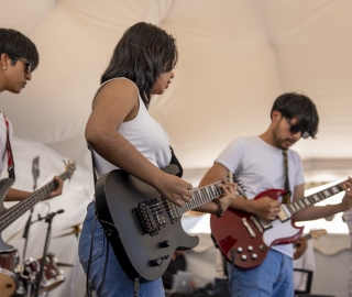 La UTPL participa en el Festival Internacional de Artes Vivas Loja con sus talentosos grupos de arte en la Plaza de la Cultura