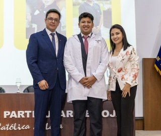Imposición de mandiles a estudiantes de Fisioterapia