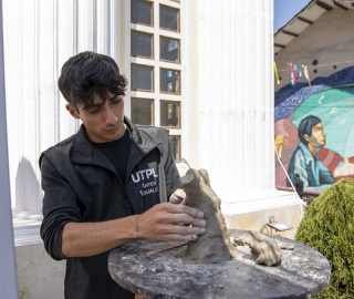 La UTPL participa en el Festival Internacional de Artes Vivas Loja con sus talentosos grupos de arte en la Plaza de la Cultura