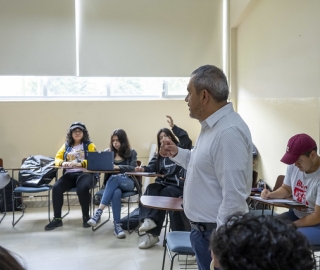 Aldea Global: La internacionalización de la práctica artística dictado por el docente Óscar Verde, de la Universidad Autónoma de México Aldea Global: La internacionalización de la práctica artística dictado por el docente Óscar Verde, de la Universidad Autónoma de México