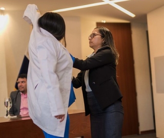 Imposición de mandiles a estudiantes de la carrera de Psicología Clínica Imposición de mandiles a estudiantes de la carrera de Psicología Clínica
