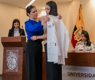 Imposición de mandiles a estudiantes de la carrera de Psicología Clínica Imposición de mandiles a estudiantes de la carrera de Psicología Clínica