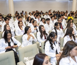 Imposición de mandiles | Carrera de Bioquímica y Farmacia