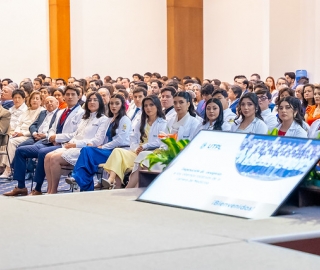 Imposición de insignias a estudiantes de Medicina Imposición de insignias a estudiantes de Medicina