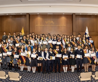 UTPL reconoció el compromiso de los abanderados de los colegios de Loja por su excelencia académica