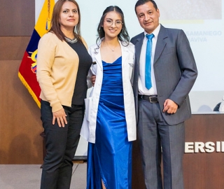 Imposición de insignias a estudiantes de Medicina Imposición de insignias a estudiantes de Medicina