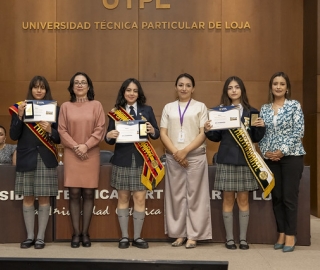 UTPL reconoció el compromiso de los abanderados de los colegios de Loja por su excelencia académica