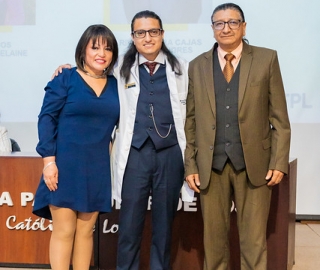 Imposición de insignias a estudiantes de Medicina Imposición de insignias a estudiantes de Medicina