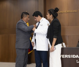 Imposición de Insignias – Carrera de Medicina