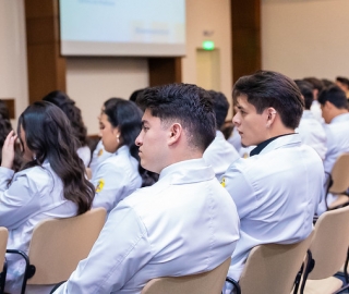 Imposición de insignias a estudiantes de Medicina