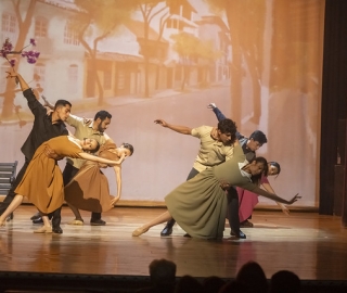 Musical  "A la sombra del arupo"