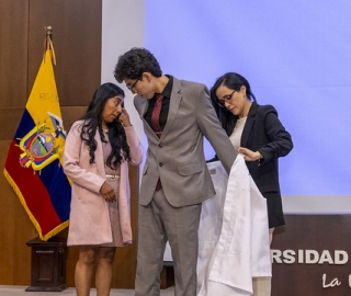 Imposición de mandiles a estudiantes de Fisioterapia