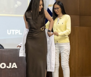 Imposición de mandiles a internos rotativos de la carrera de Nutrición y Dietética – Cohorte mayo 2025 / abril 2026 Imposición de mandiles a internos rotativos de la carrera de Nutrición y Dietética – Cohorte mayo 2025 / abril 2026