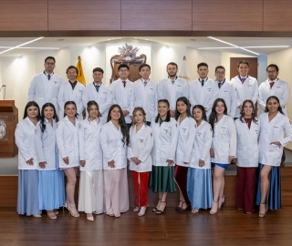 Estudiantes de Fisioterapia reciben sus mandiles Estudiantes de Fisioterapia reciben sus mandiles