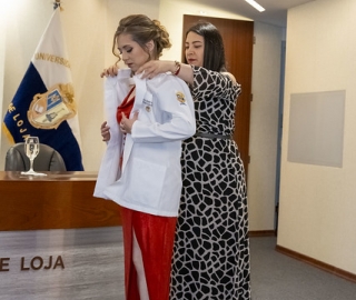 Estudiantes de Fisioterapia reciben sus mandiles Estudiantes de Fisioterapia reciben sus mandiles
