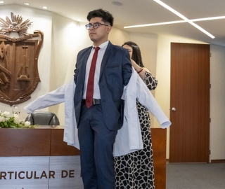 Estudiantes de Fisioterapia reciben sus mandiles Estudiantes de Fisioterapia reciben sus mandiles