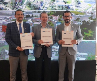 Firma del acuerdo interuniversitario. Loja, ciudad universitaria: destino académico por excelencia. Firma del acuerdo interuniversitario. Loja, ciudad universitaria: destino académico por excelencia.