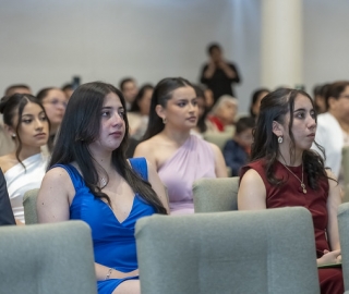 Estudiantes de Fisioterapia reciben sus mandiles Estudiantes de Fisioterapia reciben sus mandiles