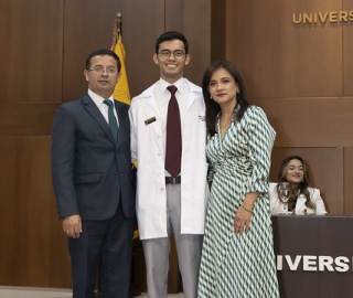 Imposición de Insignias – Carrera de Medicina