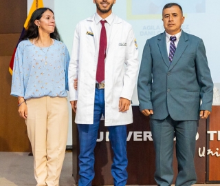 Imposición de insignias a estudiantes de Medicina