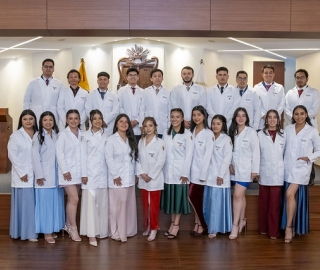 Estudiantes de Fisioterapia reciben sus mandiles Estudiantes de Fisioterapia reciben sus mandiles