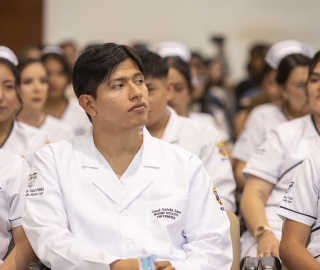 Imposición de insignias a estudiantes de Enfermería