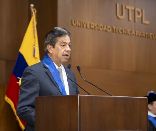 Condecoración a Carlos Calderón