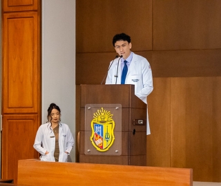 Imposición de insignias a estudiantes de Medicina