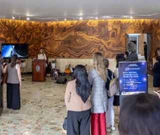 Conversatorio e inauguración de la exposición “Astrónomas” en UTPL