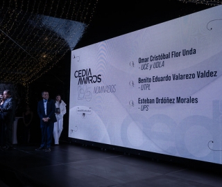 Eduardo Valarezo Valdez recibe el reconocimiento como Investigador Destacado en los CEDIA Awards