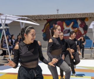 La UTPL participa en el Festival Internacional de Artes Vivas Loja con sus talentosos grupos de arte en la Plaza de la Cultura