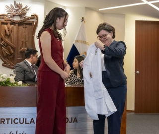 Estudiantes de Fisioterapia reciben sus mandiles Estudiantes de Fisioterapia reciben sus mandiles