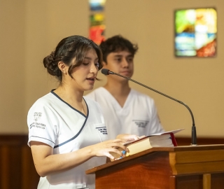 Imposición de insignias a estudiantes de Enfermería