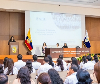 Imposición de insignias a estudiantes de Medicina Imposición de insignias a estudiantes de Medicina