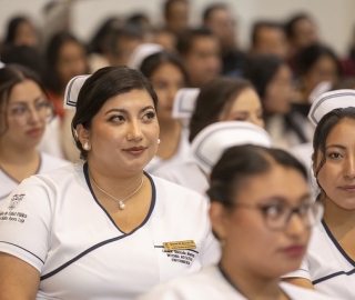 Imposición de insignias a estudiantes de Enfermería